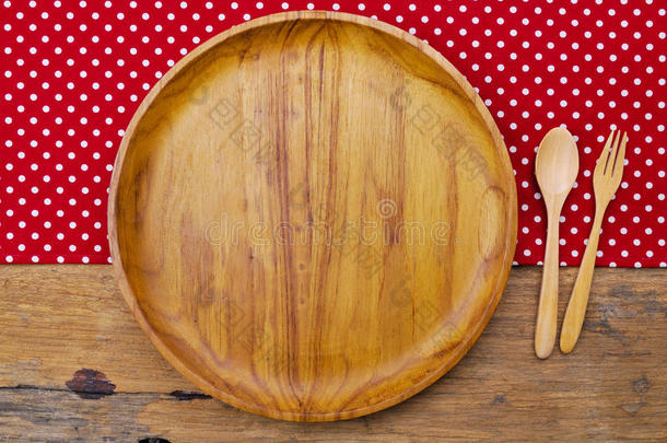 桌子背景上的木板、桌布、勺子、叉子