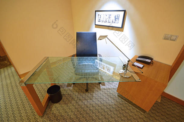 钢化玻璃书桌配皮椅