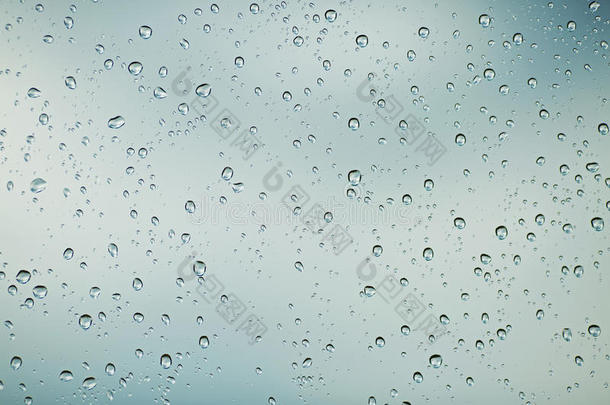 雨<strong>滴滴</strong>落在玻璃上