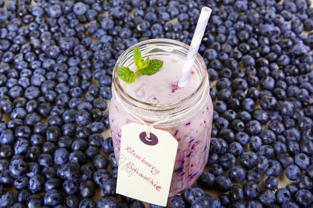 蓝莓冰沙<strong>放</strong>在一个玻璃罐里，里面<strong>放</strong>着一根稻草和一根薄<strong>荷</strong>枝
