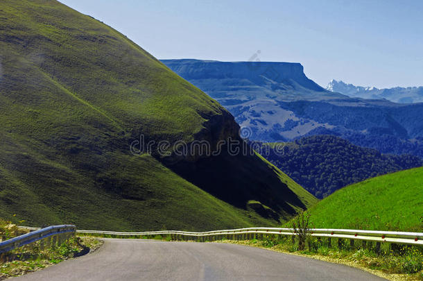山地公路与景观。北高加索旅行。