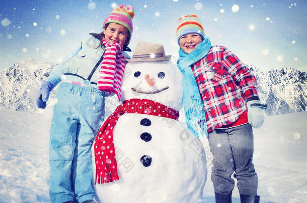 小女孩和男孩在户外堆雪人