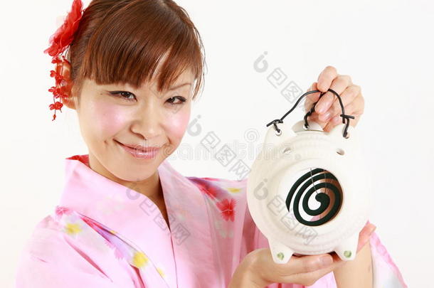 穿着日本和服带蚊香的年轻女子