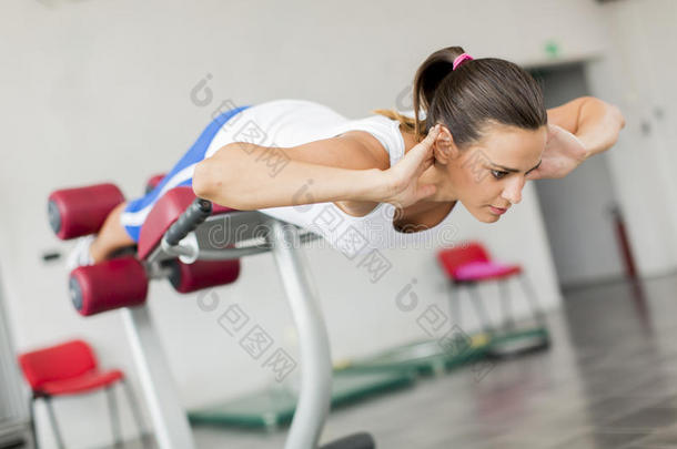 年轻女子在健身房训练