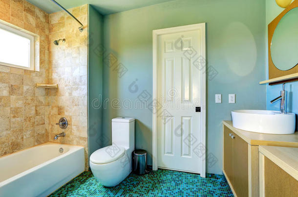浴室内部浅蓝色瓷砖墙面装饰