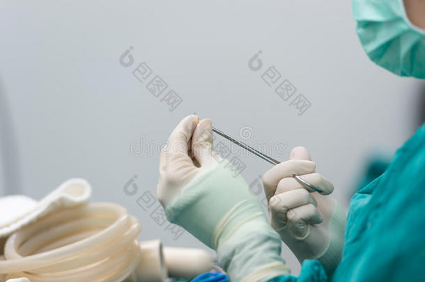 擦洗护士准备手术工具