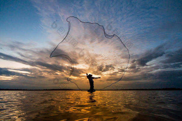 渔民用渔网捕鱼