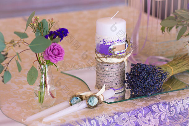 <strong>紫色婚礼</strong>桌装饰。鲜花和蜡烛。年份酒。一束薰衣草。