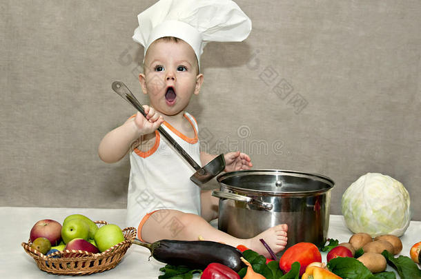小宝宝戴着厨师帽，手里拿着勺子