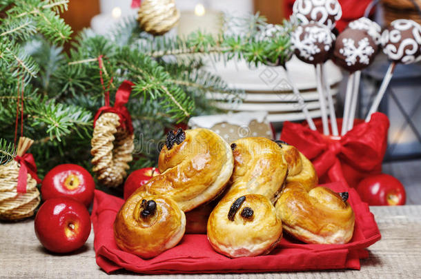 圣诞节背景下的瑞典传统包子。一个<strong>藏红花</strong>面包，