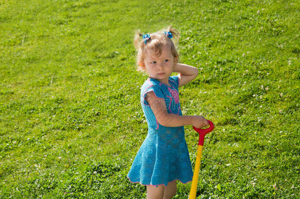草地上草地上可爱的小女孩。夏季绿色自然背景。