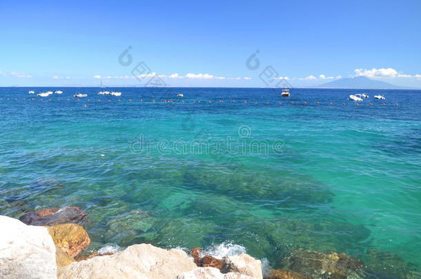 意大利卡普里岛上美丽海滩的<strong>夏季风</strong>景如画