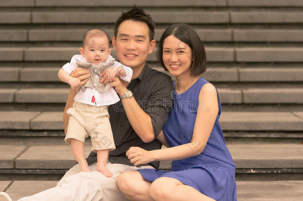 有5个月大儿子的年轻亚裔华人家庭