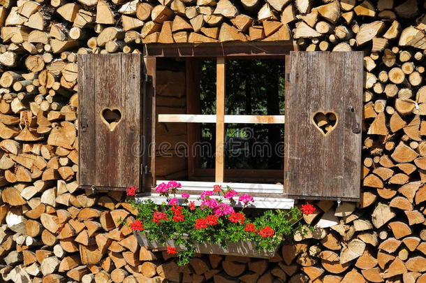 木质百叶窗和一叠木花盒的窗户