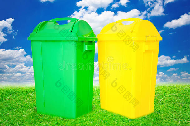 绿色和黄色塑料垃圾回收容器的生态关怀