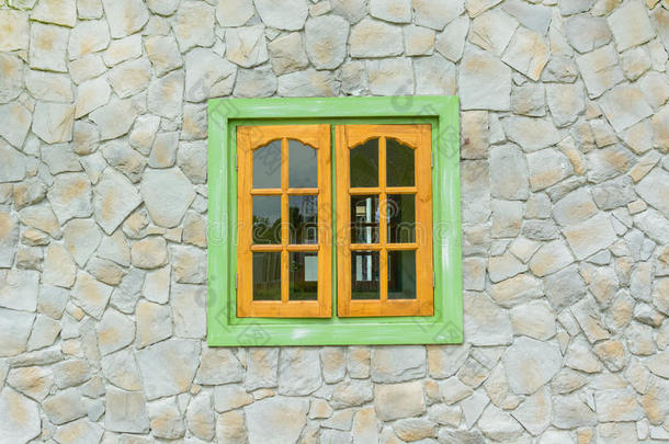 石墙木窗