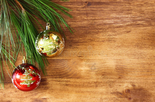 圣诞装饰品和木板上的冷杉。俯视图。过滤图片instagram风格。