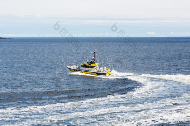 黄色领航船在水中弯曲