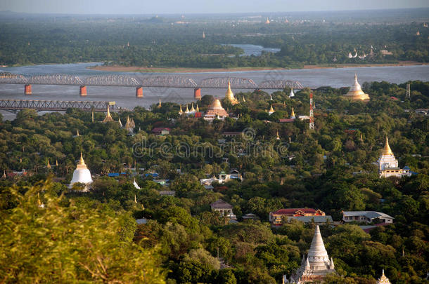 从缅甸实景山俯瞰伊洛瓦底江