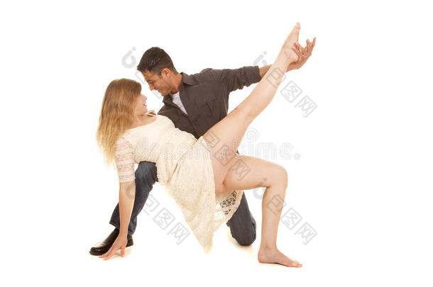 情侣舞姿势白色连衣裙躺在膝盖腿上