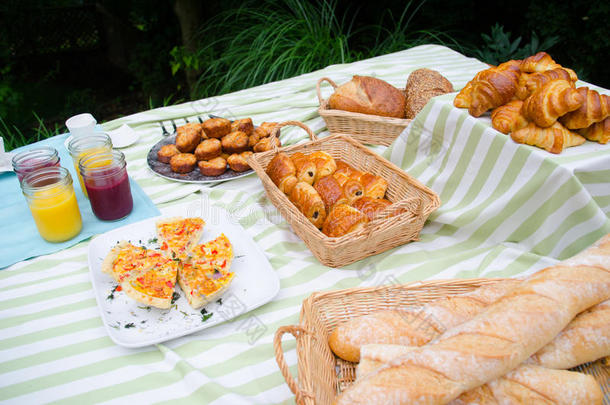 早餐自助野餐，包括面包、糕点和蛋奶饼