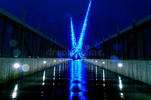 蓝色桥跳舞灯打雷