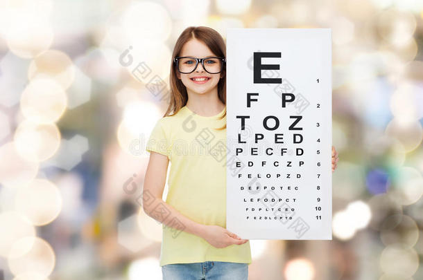 戴眼镜的小女孩眼睛检查表