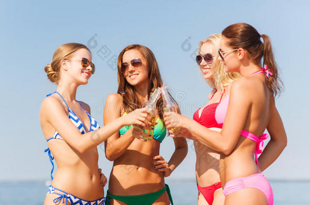 一群年轻女子在沙滩上喝酒