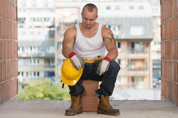 建筑工人在工作中休息