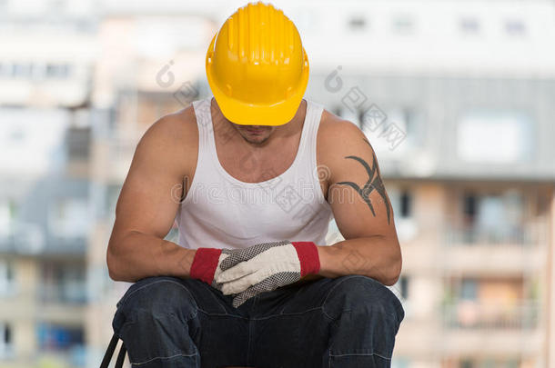 建筑工人在工作中休息