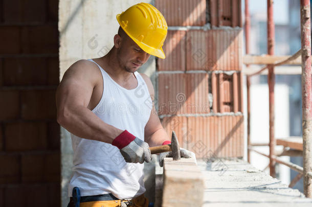 建筑工人用<strong>锤子敲打</strong>木头