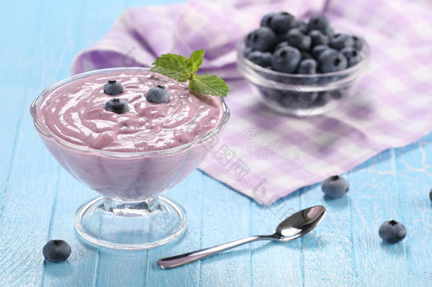 在玻璃碗里放蓝莓酸奶，在玻璃碗里放蓝莓