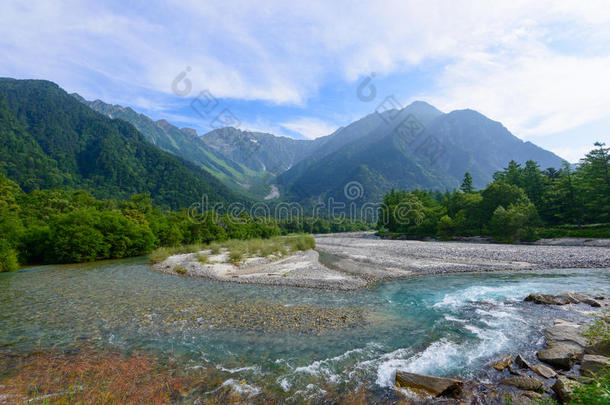 日本长野kamikochi的azusa河和hotaka山脉