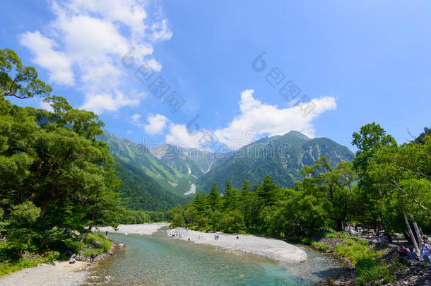 日本长野kamikochi的azusa河和hotaka山脉