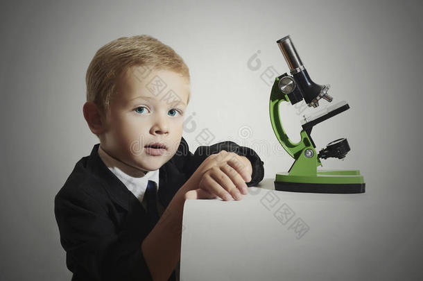 小科学家，小<strong>男孩</strong>，戴领带<strong>的</strong>小<strong>男孩</strong>，用显微镜<strong>工作的男孩</strong>，教育