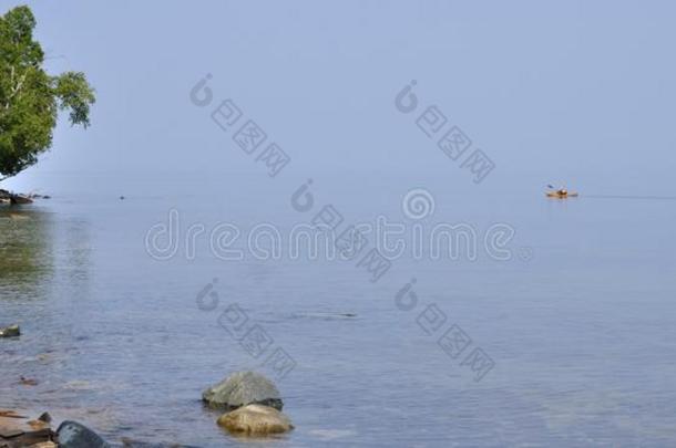 夏日宁静的苏必利尔湖上的皮划艇手