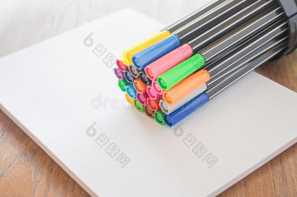 单张纸上的彩色魔术笔