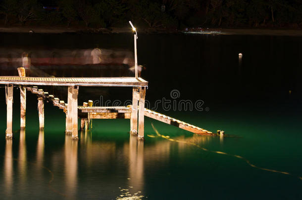 黄昏时有海景的木桥。