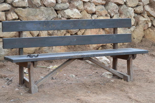 公园长椅-空的可用木制座椅