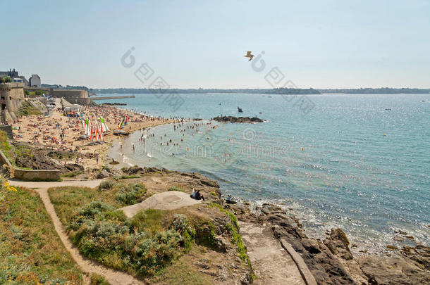 夏日的圣马洛海滩，游客云集，蓝天尽收眼底。