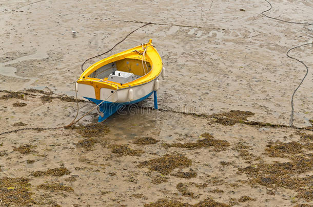 退潮时，天空阴云密布，埃尔奎港的小船停在沙滩上。