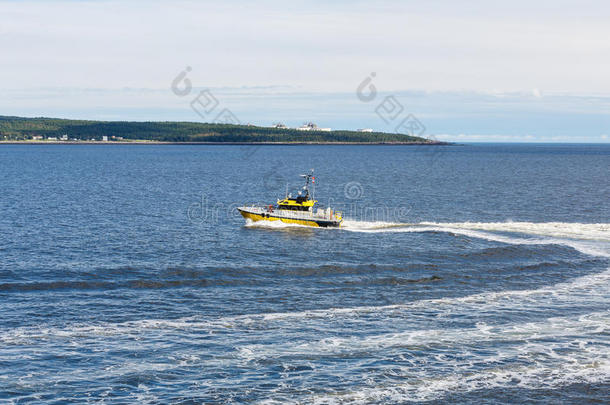 黄色领航船横渡海湾