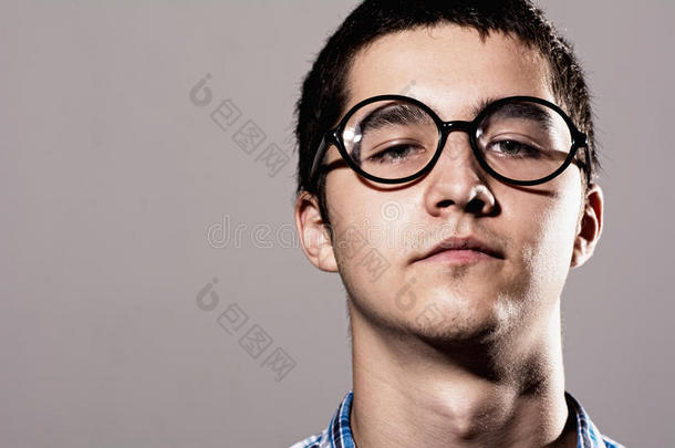 一个戴着眼镜的男人的特写肖像，表情深思熟虑