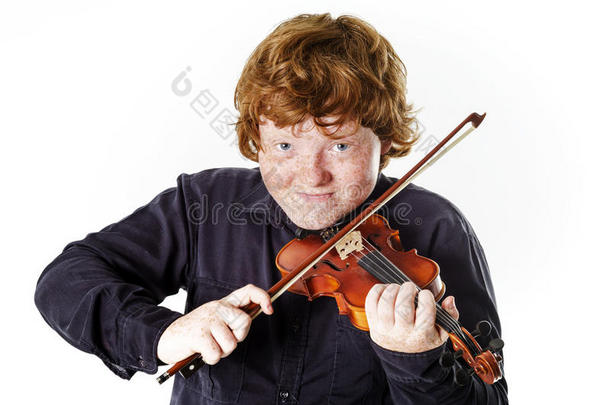大<strong>胖胖</strong>的红发男孩，拉着小小提琴