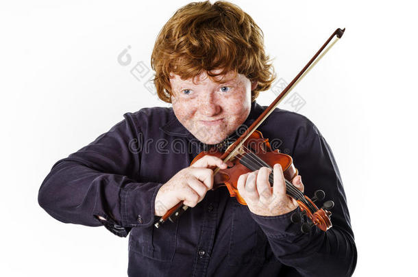 大<strong>胖胖</strong>的红发男孩，拉着小小提琴