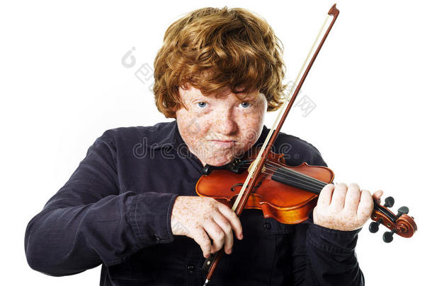 大胖胖的红发男孩，拉着小小提琴