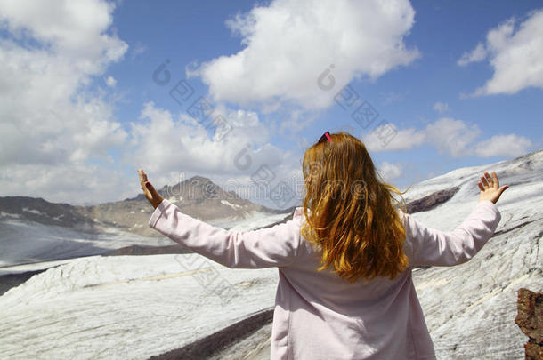一个年轻女孩站在岩石上<strong>欣赏风景</strong>