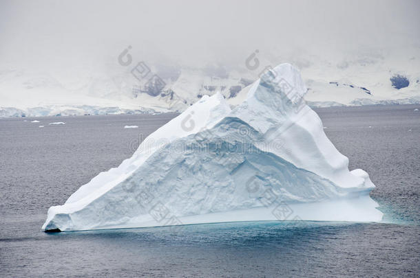 <strong>南极洲</strong>-在海洋中漂流的非扁平冰山