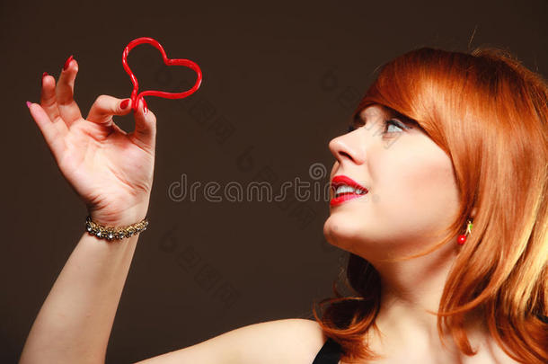 女孩拿着情人节的红心爱的象征。情人节。