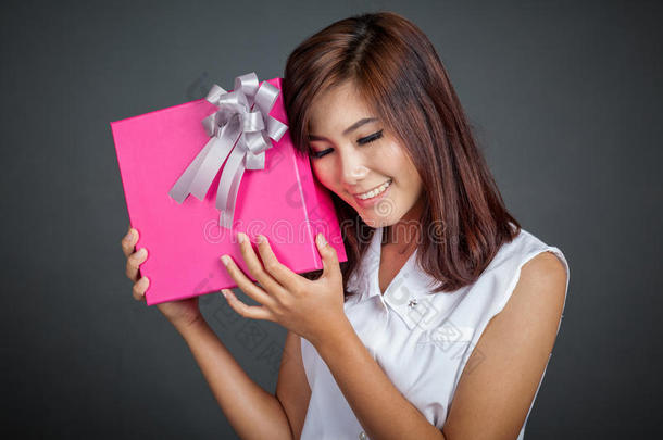 美丽的亚洲女孩喜欢礼盒
